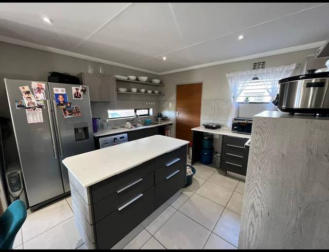 3 BEDROOM HOUSE FOR SALE IN COSMO CITY